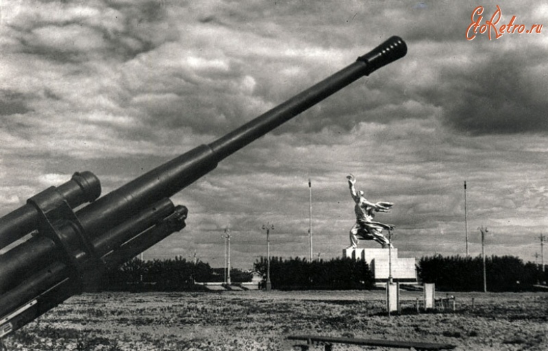 Военная техника - Зенитное орудие, установленное на площади Всесоюзной сельскохозяйственной выставки