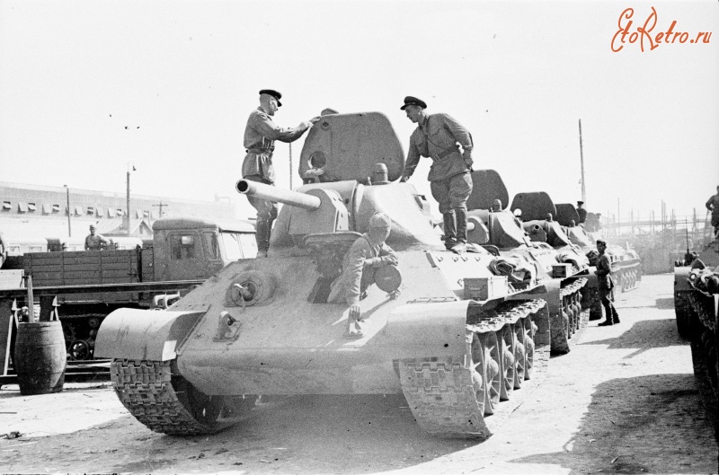 Военная техника - Колонна танков Т-34-76 на сдаточной площадке Сталинградского тракторного завода