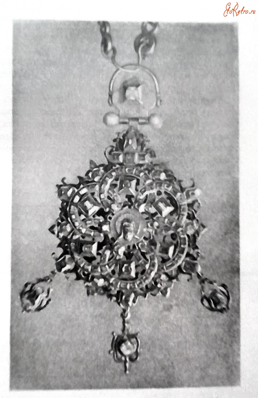 Драгоценности, ювелирные изделия - Церковная утварь и убранство. Золотая панагия 17 века с алмазами. Диаметр 6,5 см.