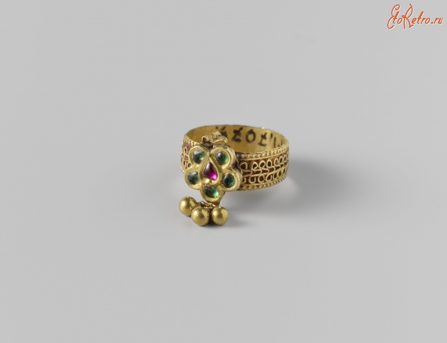 Драгоценности, ювелирные изделия - Кольцо Хатипхул из пяти изумрудов и рубина