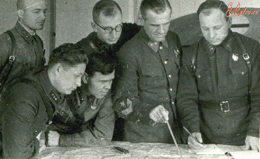 Тула - Командир 258-й стрелковой дивизии генерал Трубников К.П. (второй справа) в дни обороны Тулы.