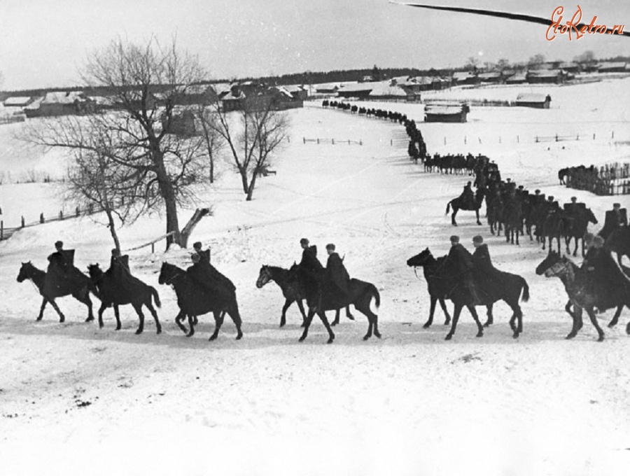 Московская область - Кавалеристы 2-го гвардейского кавалерийского корпуса генерал-майора Доватора Л.М. направляются на передовые позиции