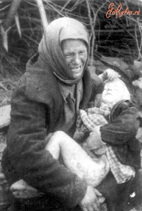Московская область - После налета вражеской авиации. Татьяна Онищенко с дочкой на руках, смертельно раненой осколками немецкой бомбы