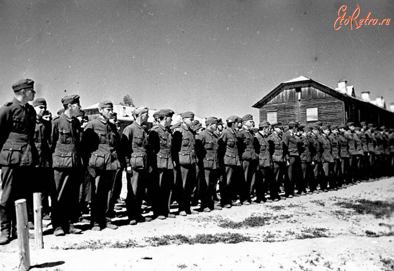 Южа - Немецкие, итальянские, румынские солдаты – военнопленные лагеря №165 в строю на поверке