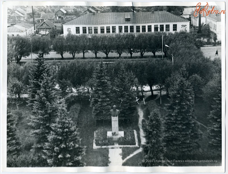 Палех - Вид с колокольни на памятник, пруд и здание фабрики 1980 год