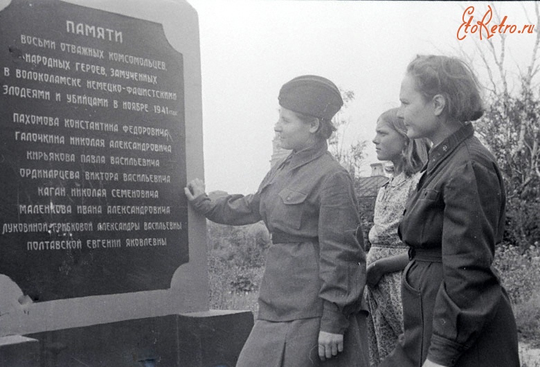 Волоколамск - Группа девушек у памятника воинам, погибшим в боях за Волоколамск