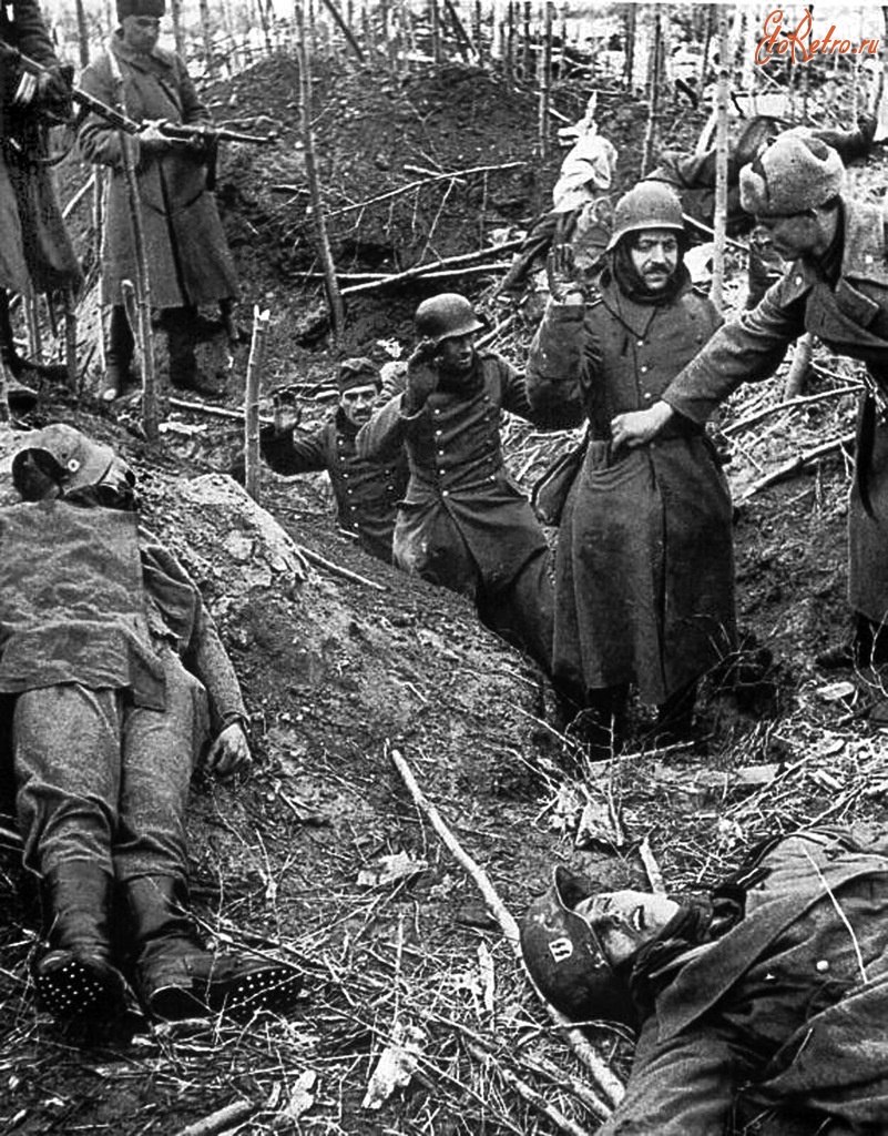Калининградская область - Красноармейцы берут в плен немецких солдат во время боев в Восточной Пруссии (1944 г.)