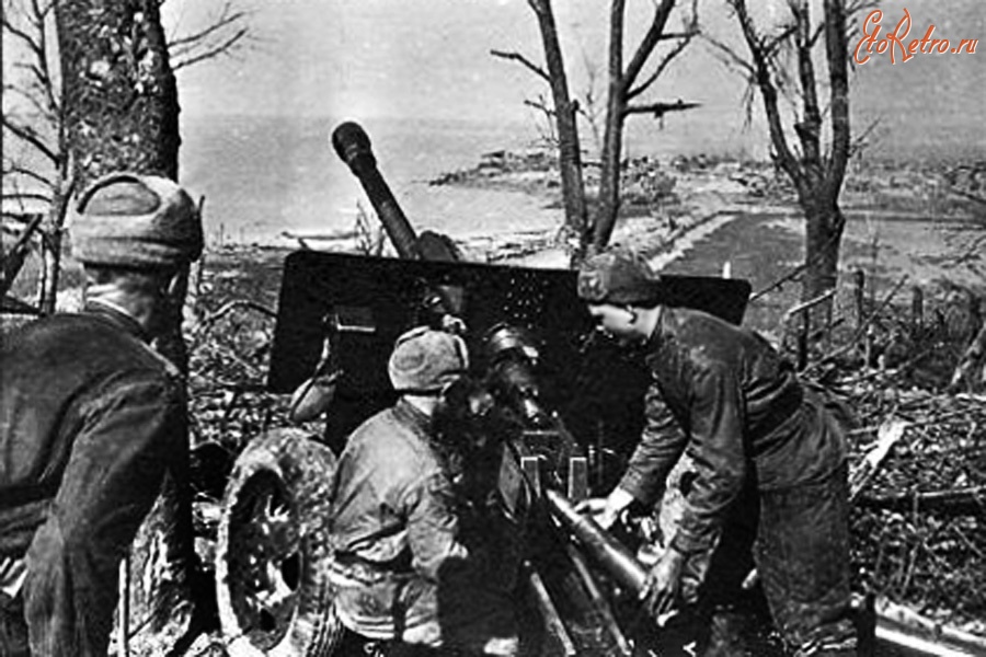 Калининградская область - Артиллерийский расчет на огневой позиции на берегу залива Фриш Гаф.