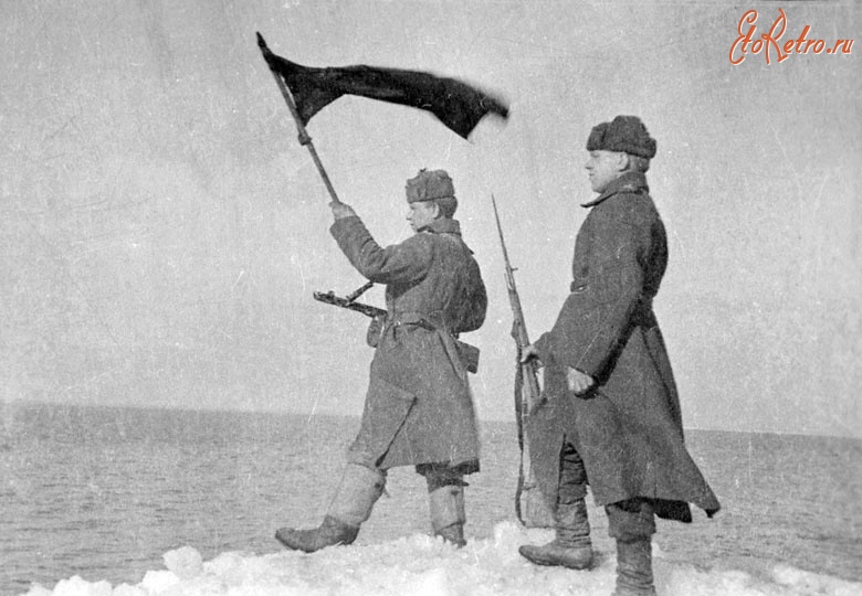 Калининградская область - Советские бойцы с Красным флагом на берегу Балтийского моря