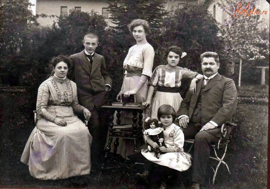 Калининградская область - Семья из Пилькаллен в саду возле дома