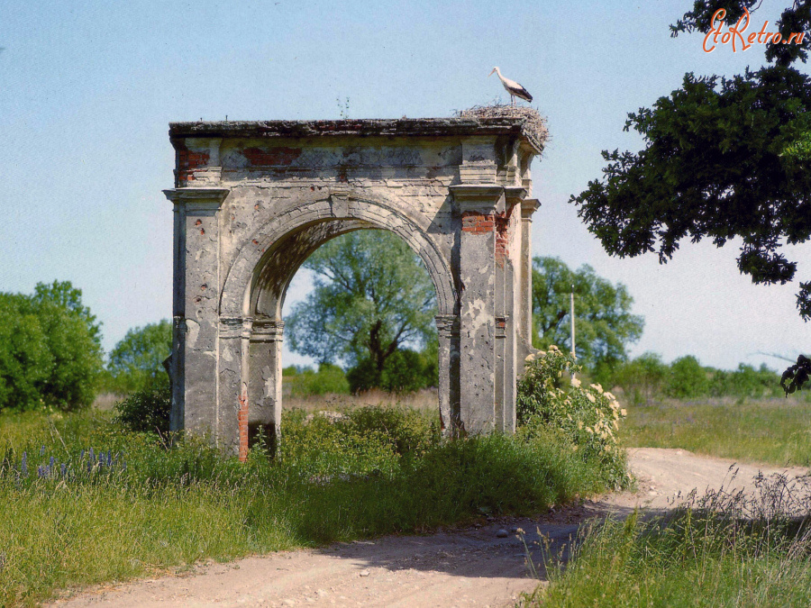 Калининградская область - Руины входного портала имения Хузаренберг.