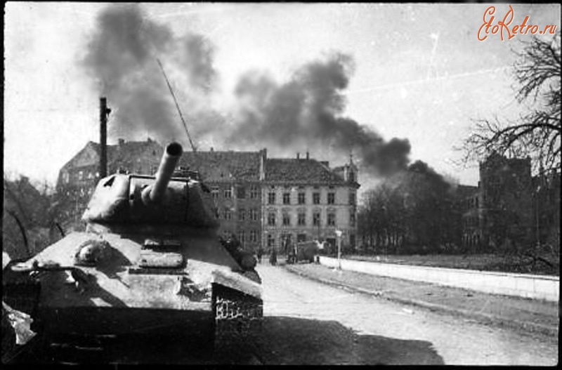 Калининград - Калининград (до 1946 г. Кёнигсберг). Советский танк на улице Кенигсберга.