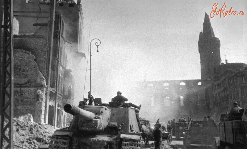 Калининград - Советская САУ ИСУ-152 «Зверобой» на улице взятого Кенигсберга.