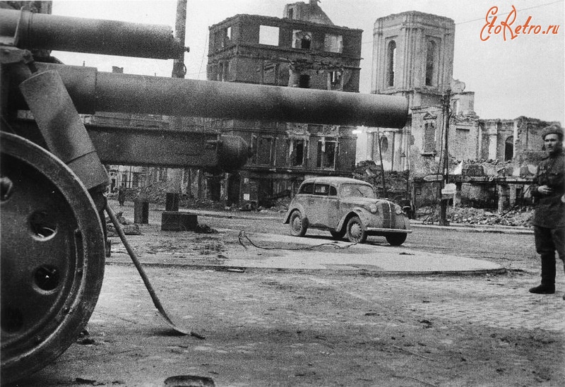 Калининград - Пушка в городе Кёнигсберг. 1945 год.