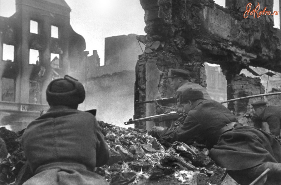 Калининград - Советские бойцы ведут уличный бой на окраине Кёнигсберга