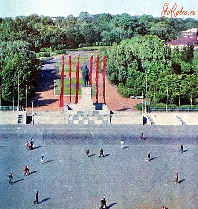 Калининград - Площадь Победы с памятником В.И. Ленину на месте Восточной ярмарки.