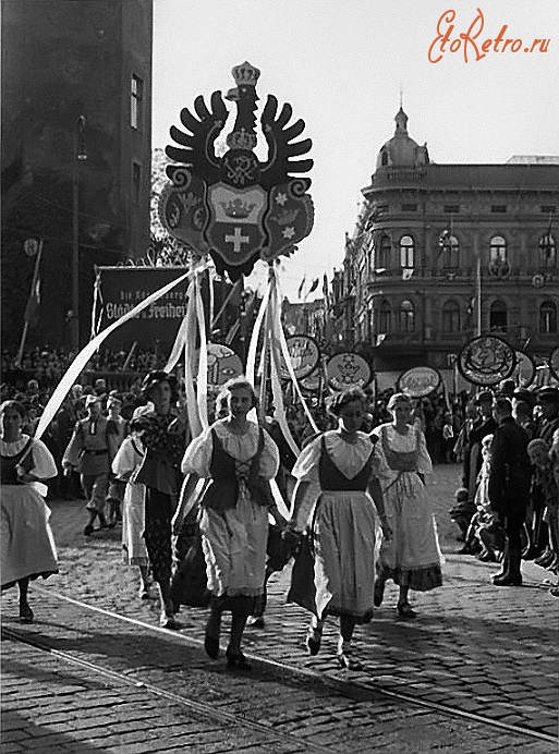 Калининград - Кёнигсберг. Праздничное шествие по замковой площади возле восточного флигеля Королевского замка
