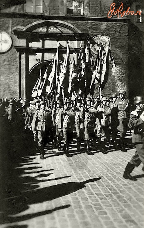 Калининград - Кёнигсберг. Подразделения вермахта выходят из главных ворот Королевского замка во время парада.