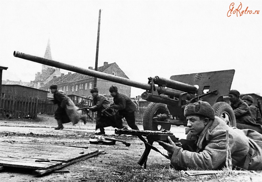 Калининград - Расчет советского орудия ЗиС-2 и штурмовая группа в уличных боях за Кенигсберг