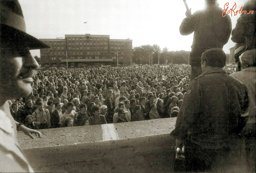 Калининград - Граждане города на площади Победы во время Августовского путча.