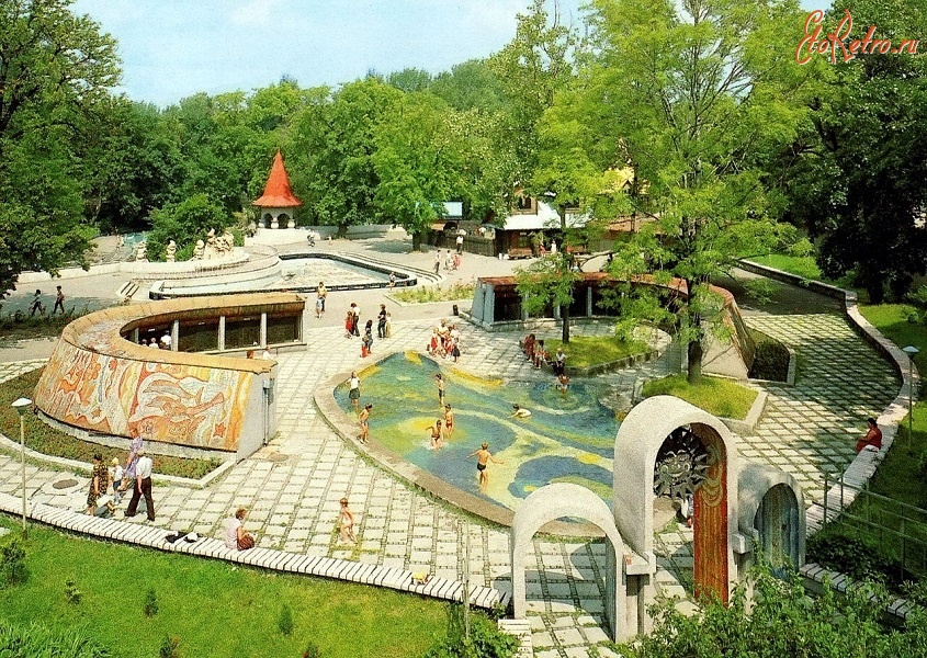 Калининград - Калининградский зоопарк. Детский городок с мозаичным бассейном.