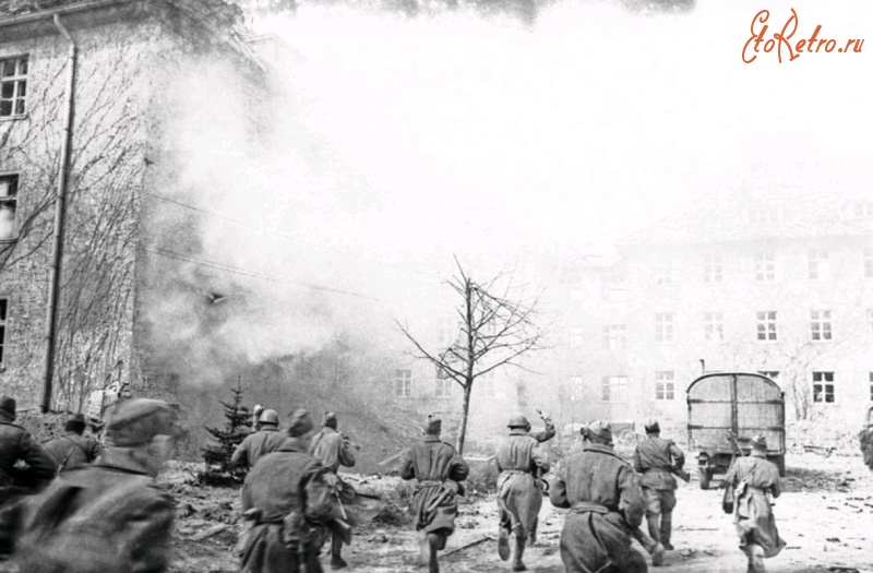 Калининград - Бойцы 3-го Белорусского фронта идут в атаку на одной из улиц Кенигсберга.