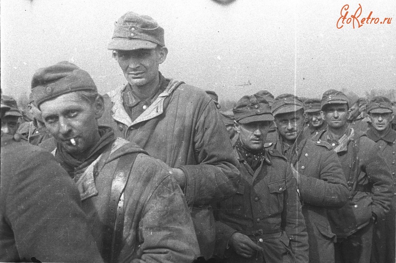 Калининград - Немецкие солдаты, взятые в плен во время штурма Кенигсберга.