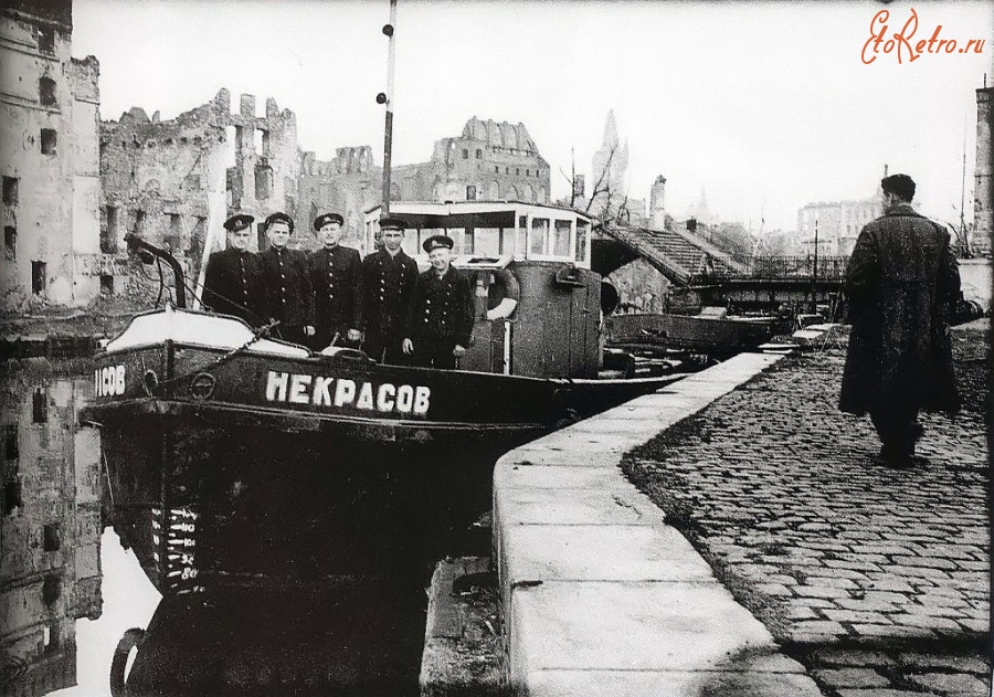 Калининград - Экипаж буксира «Некрасов» возле разведённого Медового моста