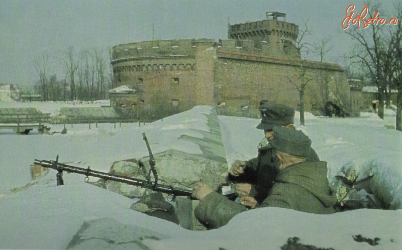 Калининград - Немецкий пулеметный расчет на позиции в Кенигсберге у башни Дона