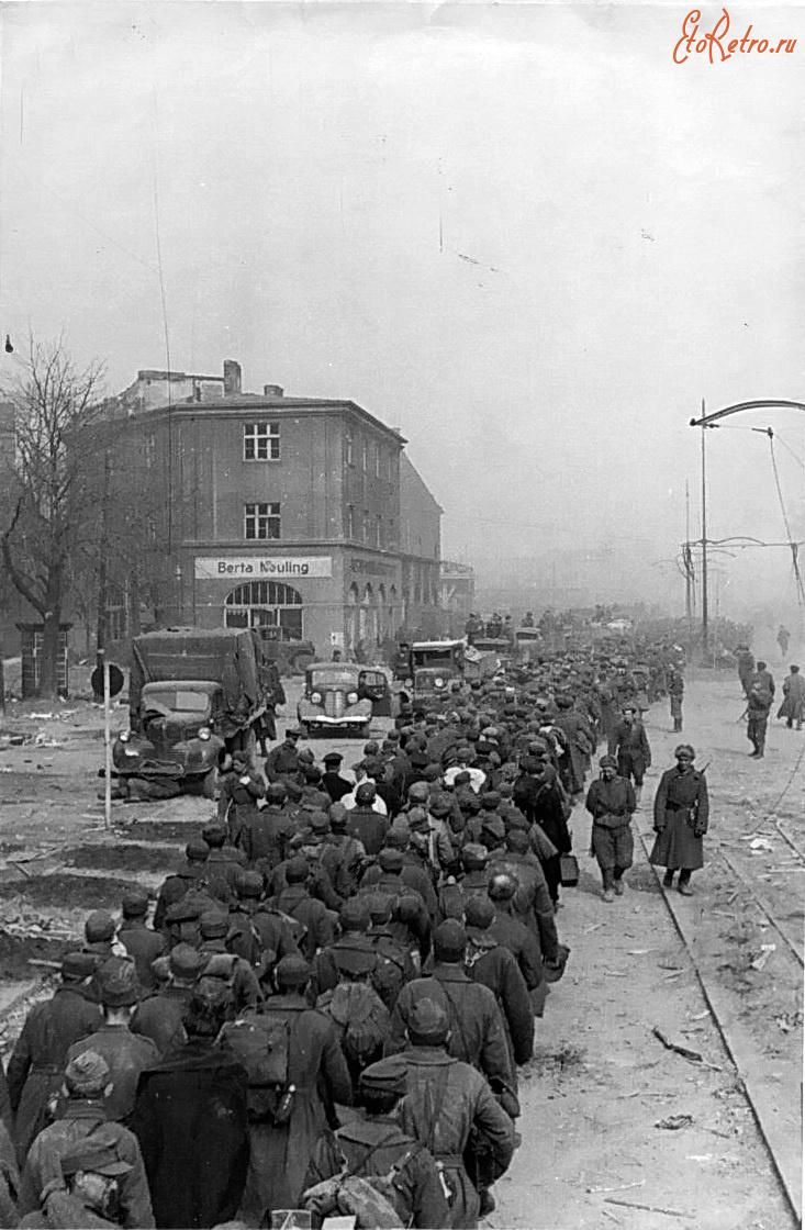 Калининград - Колонна немецких военнопленных в Кёнигсберге на Генерал Литцманн Штрассе.
