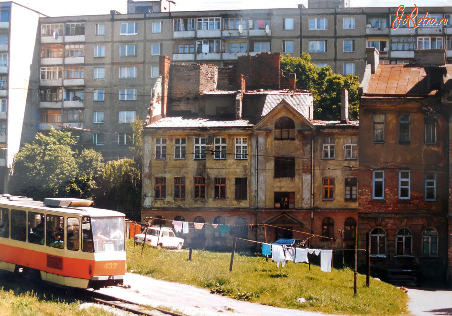 Калининград - Улица 9 Апреля. Двор дома в который долгое время упиралась недостроенная эстакада.