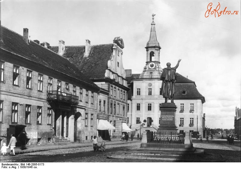 Советск - Мэрия и памятник Шенкендорфу на площади в Тильзите. 1930 год
