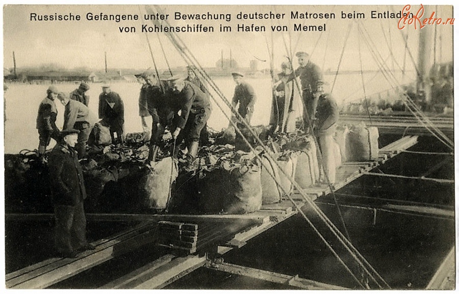 Советск - Тильзит. Русские пленные под конвоем немецких моряков во время разгрузки угля судов в порту.