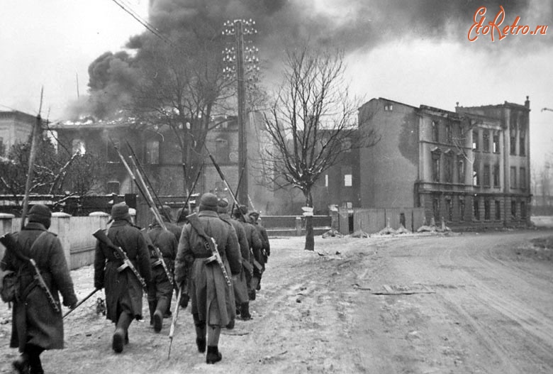 Черняховск - Подразделение советских саперов идет по улице горящего немецкого города Инстербург