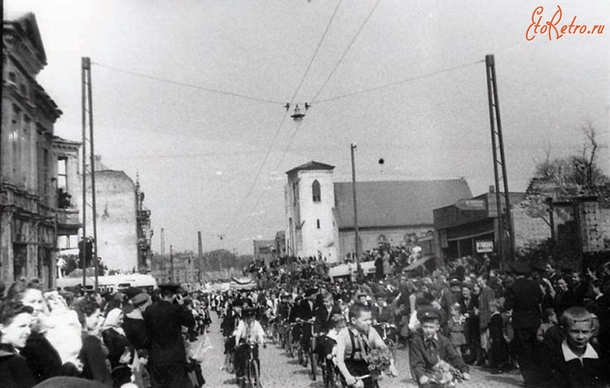 Черняховск - Черняховск. Улица Первомайская (Ленина) во время первомайской демонстрации.