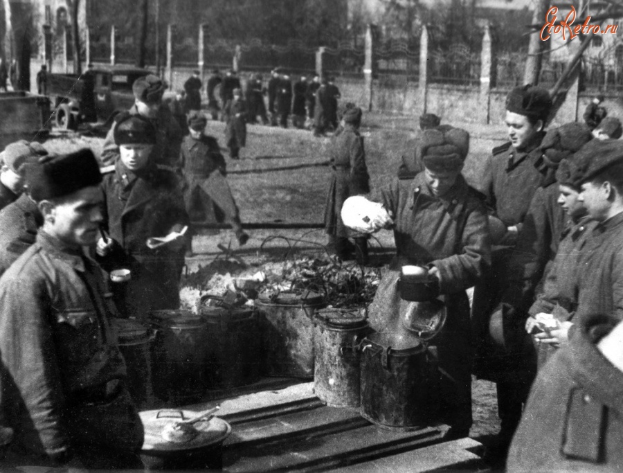Балтийск - Балтийск (до 1946 г. - Пиллау). Раздача пищи советским бойцам  после окончания боев за город.