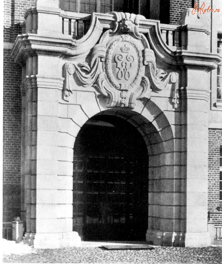 Гусев - Gumbinnen. Die Regierung. Das Hauptportal mit Balkon.