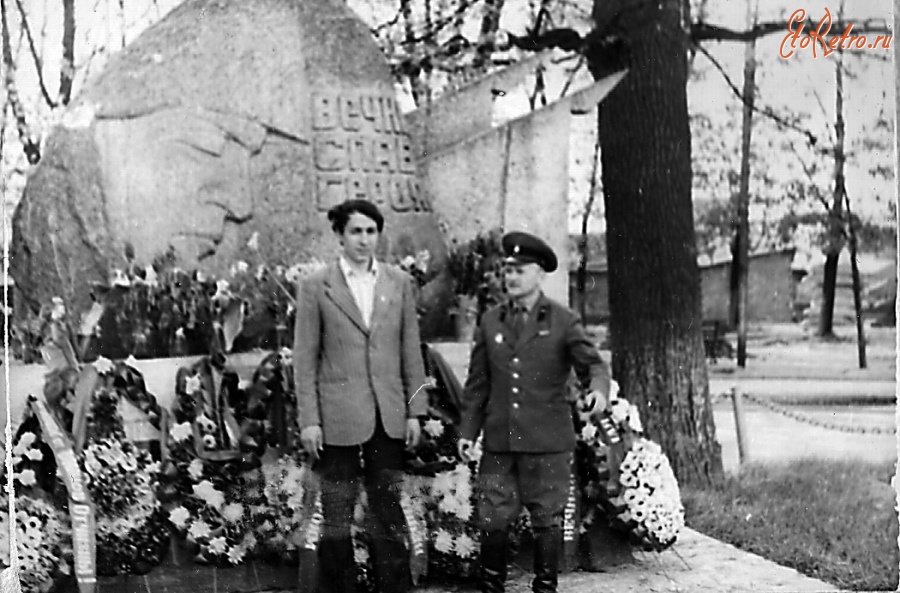 Гусев - Гусев. У памятного камня в честь войск, штурмовавших город Гумбиннен в 1944-1945 годах.