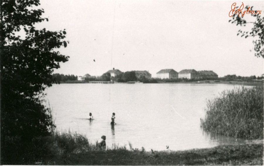 Багратионовск - Preussisch Eylau, Warschkeiter See mit Infanterie-Kasernen und Badeanstalt am Ufer an der Warschkeiter Strasse