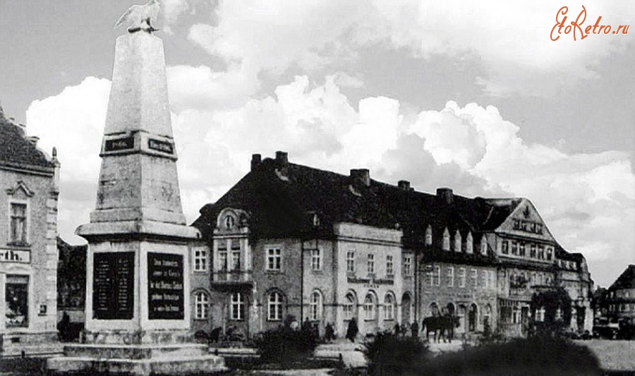 Озерск - Darkehmen. Marktplatz mit Kriegerdenkmal.