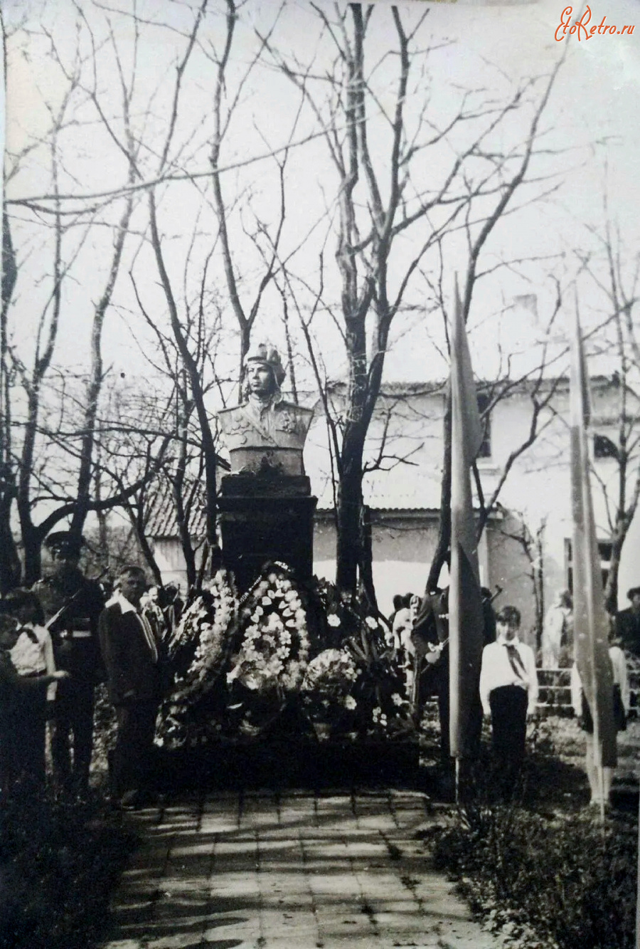 Ладушкин - Памятник Герою Советского Союза гвардии лейтенанту Ивану Мартыновичу Ладушкину.