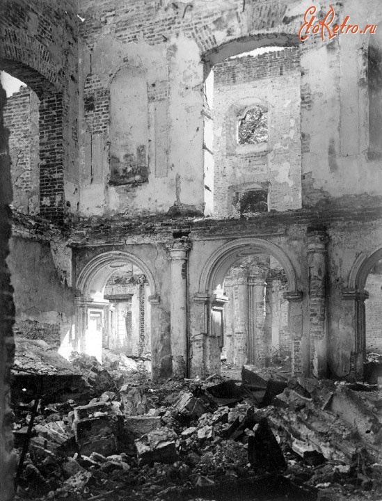 Ленинградская область - Вид одного из парадных залов Большого Петергофского дворца, разрушенного немецко-фашистскими войсками
