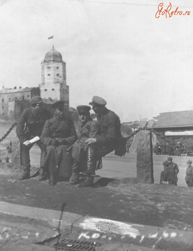 Выборг - Советские офицеры на фоне Выборгского замка.