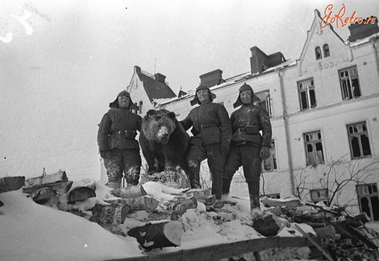 Выборг - Бойцы Красной Армии на укреплениях в г. Выборг