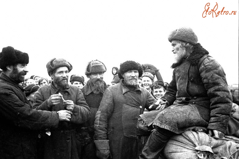 Кемеровская область - Старики-колхозники, сыновья которых сражаются на фронте, сдали зерно в подсобный фонд Красной Армии из личных запасов
