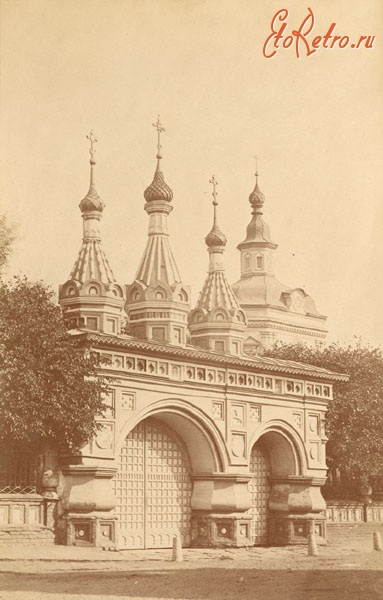 Кострома - Ворота церкви Воскресенья на Дебре.