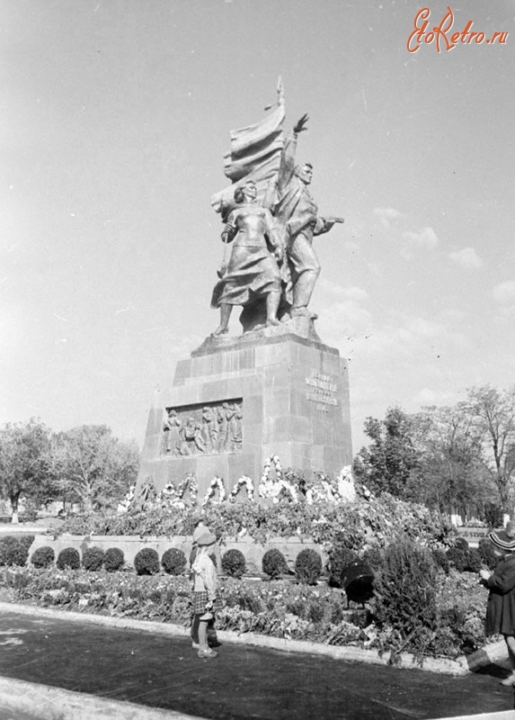Новороссийск - Памятник воинам, освободившим Новороссийск от немецких захватчиков
