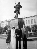 Великие Луки - Молодожёны у памятника на могиле Александра Матросова.