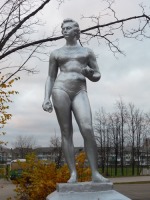 Шаховская - Статуя в парке