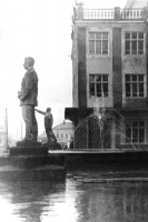 Энгельс - Вожди и фонтан у немецкой образцовой школы №10